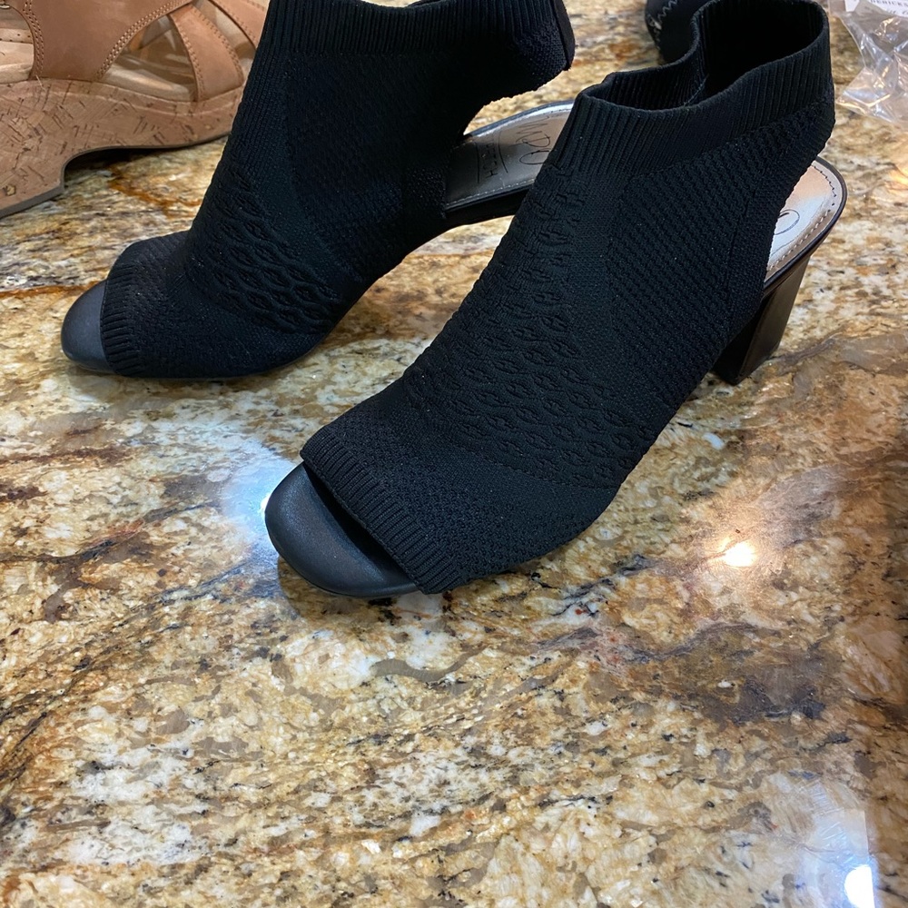 Size 71/2 Vonda Sandal black